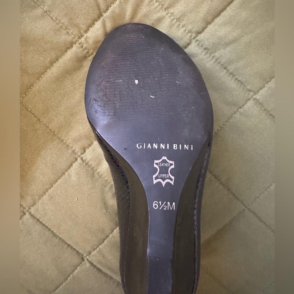 Black peep toe wedge heels size 6.5 - Picture 2 of 4